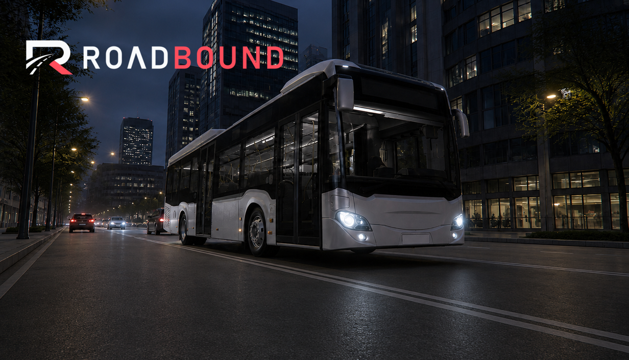 Roadbound Cover mit einem Stadtbus bei Nacht